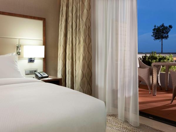 DoubleTree by Hilton Hotel & Conference Centre Warsaw : photo 2 de la chambre chambres lit king-size avec terrasse