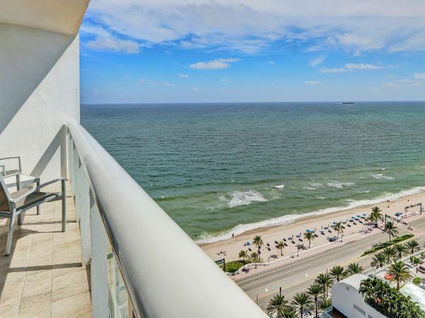 Hilton Fort Lauderdale Beach Resort : photo 1 de la chambre suite lit king-size avec vue - adaptée aux personnes malentendantes 