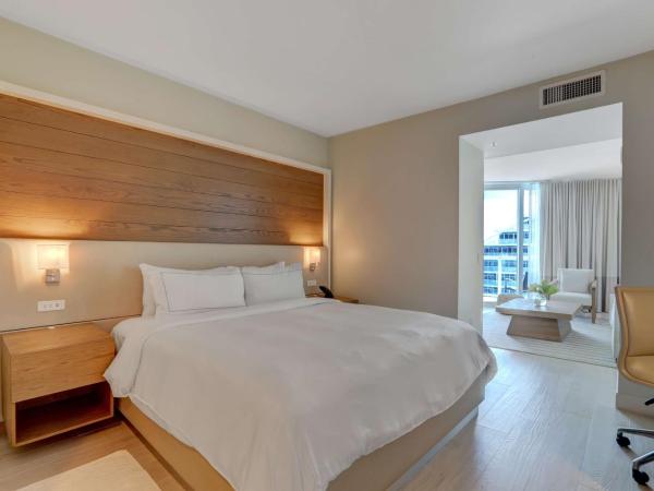 Hilton Fort Lauderdale Beach Resort : photo 4 de la chambre suite lit king-size avec vue - adaptée aux personnes malentendantes 
