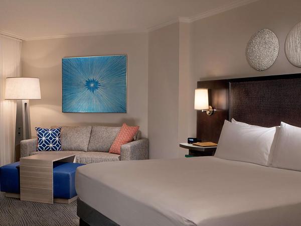 Hilton Orlando Buena Vista Palace - Disney Springs Area : photo 2 de la chambre chambre lit king-size - vue sur ville