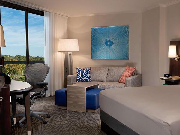 Hilton Orlando Buena Vista Palace - Disney Springs Area : photo 1 de la chambre hébergement 1 chambre lit king-size baignoire accessible aux personnes à mobilité réduite et malentendantes – vue sur complexe