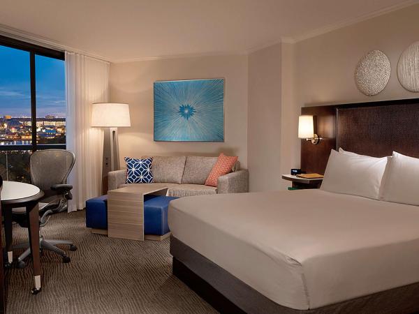 Hilton Orlando Buena Vista Palace - Disney Springs Area : photo 1 de la chambre chambre lit king-size avec vue - adaptée aux personnes à mobilité réduite/malentendantes
