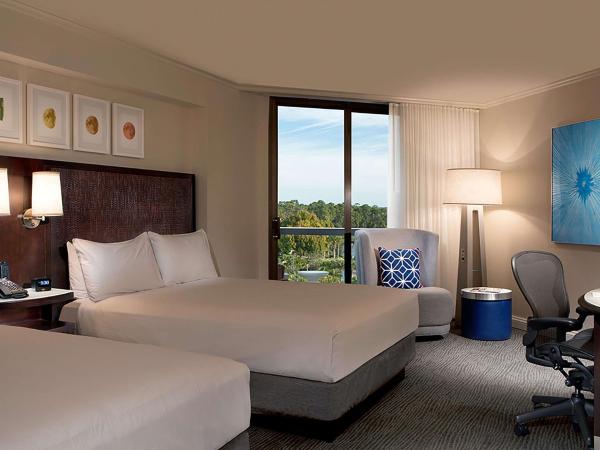 Hilton Orlando Buena Vista Palace - Disney Springs Area : photo 1 de la chambre hébergement 2 chambres lits queen-size baignoire accessible aux personnes à mobilité réduite et malentendantes – vue sur complexe 