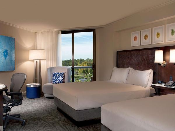 Hilton Orlando Buena Vista Palace - Disney Springs Area : photo 1 de la chambre chambre lit queen-size avec 2 lits queen-size et douche accessible en fauteuil roulant  - accessible aux personnes à mobilité réduite et adaptée aux personnes malentendantes