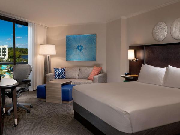 Hilton Orlando Buena Vista Palace - Disney Springs Area : photo 1 de la chambre suite premium lit king-size avec baignoire accessible aux personnes à mobilité réduite et malentendantes 