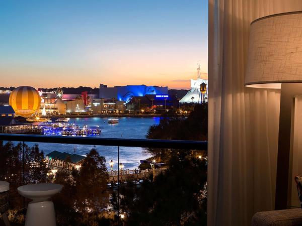 Hilton Orlando Buena Vista Palace - Disney Springs Area : photo 4 de la chambre chambre lit king-size - vue sur ville