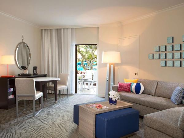 Hilton Orlando Buena Vista Palace - Disney Springs Area : photo 2 de la chambre suite premium lit king-size avec baignoire accessible aux personnes à mobilité réduite et malentendantes 