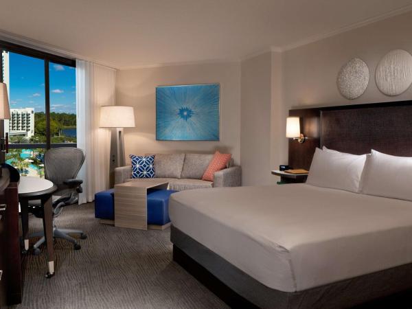Hilton Orlando Buena Vista Palace - Disney Springs Area : photo 3 de la chambre suite premium lit king-size avec baignoire accessible aux personnes à mobilité réduite et malentendantes 