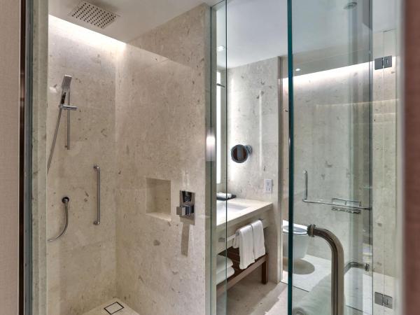 Hilton Kota Kinabalu : photo 8 de la chambre chambre lit king-size