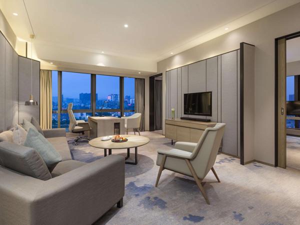 DoubleTree by Hilton Hotel Shenzhen Longhua, Near Huawei, Foxcnn, Shenzhen North Railway, Uniwalk & Uniworld Shopping Mall, Sam's Club : photo 2 de la chambre suite 1 chambre lit king-size