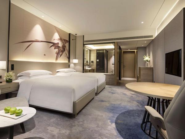 DoubleTree by Hilton Hotel Shenzhen Longhua, Near Huawei, Foxcnn, Shenzhen North Railway, Uniwalk & Uniworld Shopping Mall, Sam's Club : photo 1 de la chambre chambre lits jumeaux