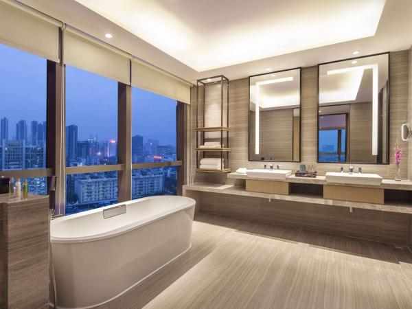 DoubleTree by Hilton Hotel Shenzhen Longhua, Near Huawei, Foxcnn, Shenzhen North Railway, Uniwalk & Uniworld Shopping Mall, Sam's Club : photo 3 de la chambre suite 1 chambre lit king-size