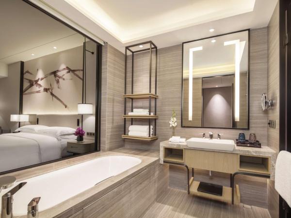 DoubleTree by Hilton Hotel Shenzhen Longhua, Near Huawei, Foxcnn, Shenzhen North Railway, Uniwalk & Uniworld Shopping Mall, Sam's Club : photo 3 de la chambre chambre lit king-size