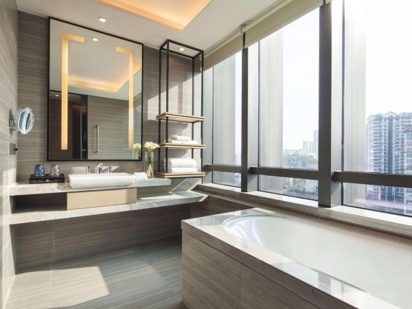 DoubleTree by Hilton Hotel Shenzhen Longhua, Near Huawei, Foxcnn, Shenzhen North Railway, Uniwalk & Uniworld Shopping Mall, Sam's Club : photo 4 de la chambre king studio executive room with lounge access - complimentary first round mini bar