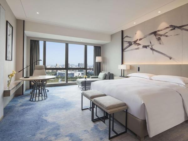 DoubleTree by Hilton Hotel Shenzhen Longhua, Near Huawei, Foxcnn, Shenzhen North Railway, Uniwalk & Uniworld Shopping Mall, Sam's Club : photo 1 de la chambre chambre king avec vue sur le parc