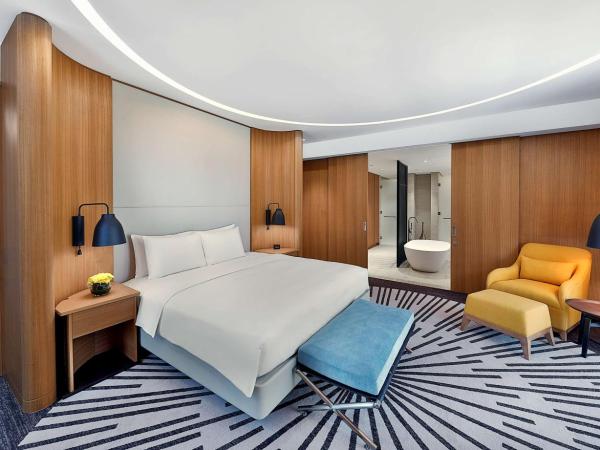 DoubleTree by Hilton Dubai - Business Bay : photo 1 de la chambre suite lit king-size burj