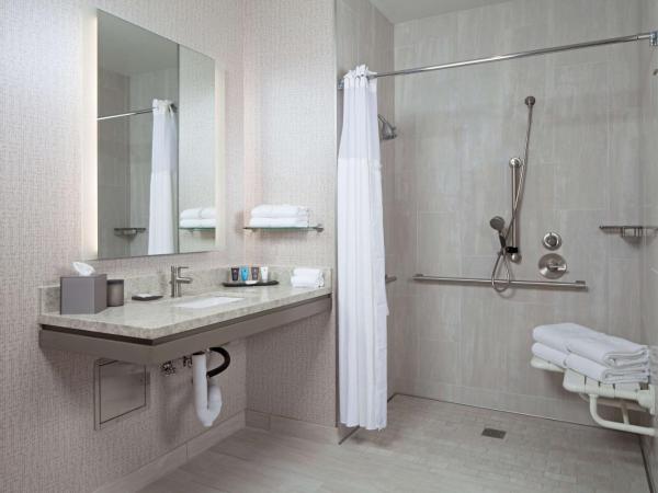 H Hotel Los Angeles, Curio Collection By Hilton : photo 4 de la chambre deluxe queen room with two queen beds and roll-in shower - mobility access