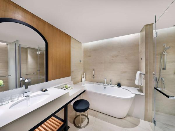 DoubleTree by Hilton Dubai - Business Bay : photo 4 de la chambre chambre d’angle lit king-size - vue sur burj khalifa