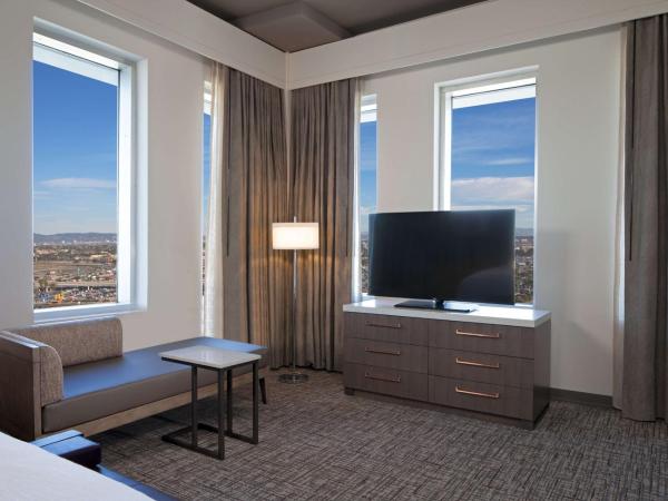 H Hotel Los Angeles, Curio Collection By Hilton : photo 3 de la chambre suite deluxe avec lit king-size