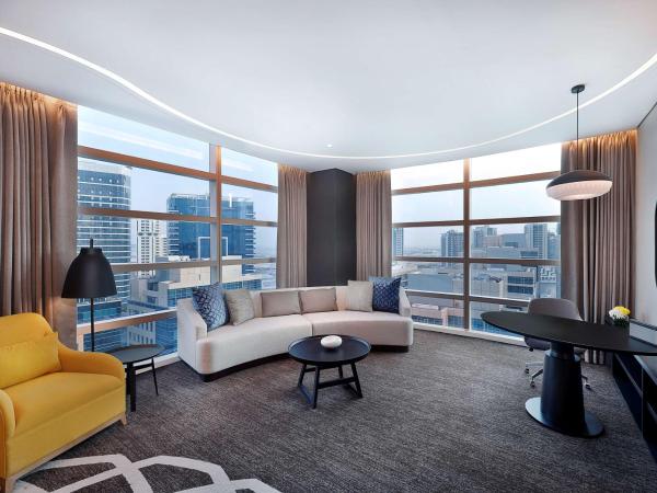 DoubleTree by Hilton Dubai - Business Bay : photo 2 de la chambre suite junior d'angle lit king-size