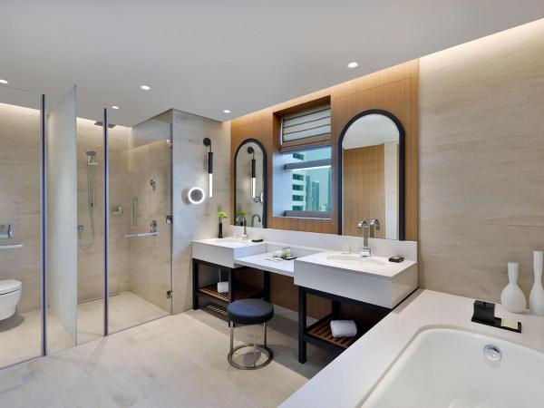 DoubleTree by Hilton Dubai - Business Bay : photo 4 de la chambre suite junior d'angle lit king-size