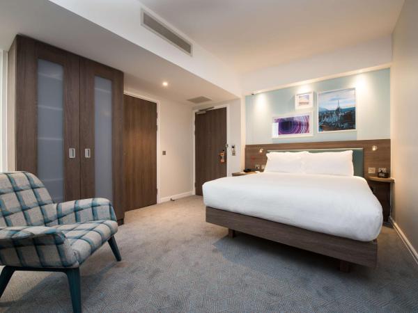 Hampton By Hilton Edinburgh West End : photo 2 de la chambre chambre lit queen-size - pour personnes à mobilité réduite