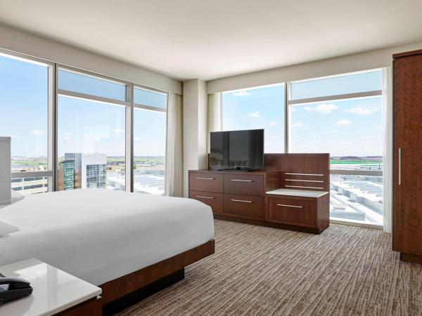 Calgary Airport Marriott In-Terminal Hotel : photo 3 de la chambre suite 1 chambre lit king-size