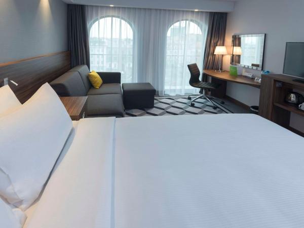 Hampton By Hilton Poznan Old Town : photo 1 de la chambre chambre lit queen-size avec canapé-lit - vue