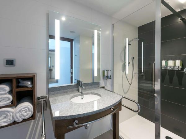 Hampton By Hilton Poznan Old Town : photo 2 de la chambre chambre lit queen-size - vue sur ville - accessible aux personnes à mobilité réduite