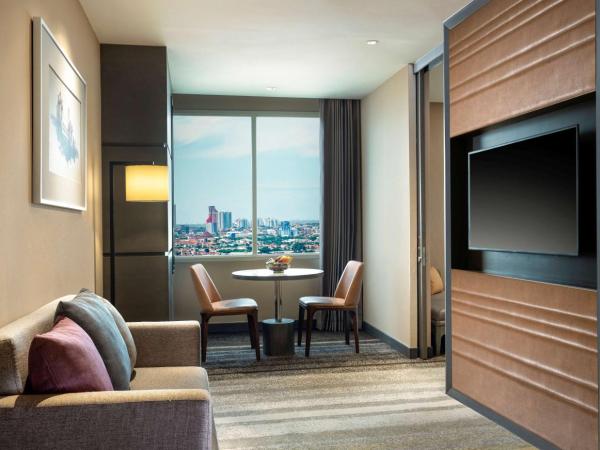 DoubleTree by Hilton Surabaya : photo 3 de la chambre suite deluxe avec lit king-size