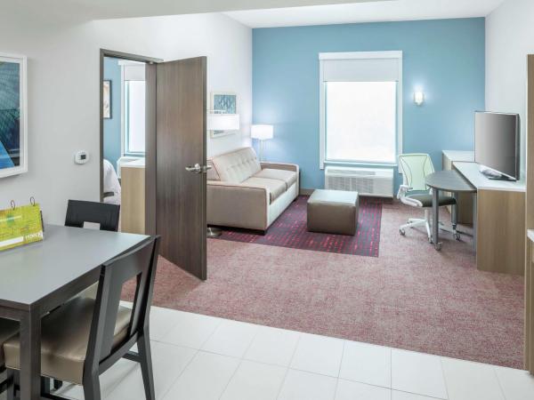 Home2 Suites By Hilton Orlando Airport : photo 1 de la chambre suite lit king-size - accessible aux personnes à mobilité réduite - non-fumeurs