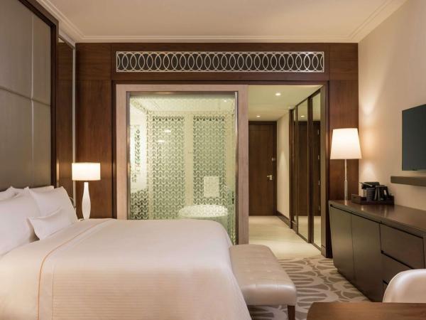 Hilton Dubai Al Habtoor City : photo 5 de la chambre chambre lit king-size