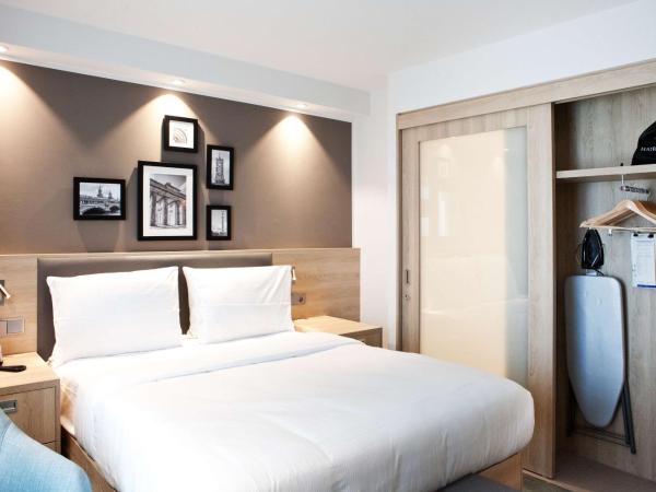 Hampton By Hilton Berlin City East Side Gallery : photo 1 de la chambre chambre lit queen-size