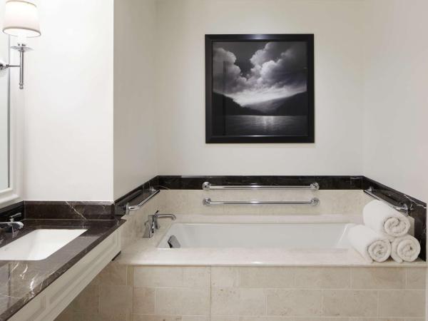 Waldorf Astoria Atlanta Buckhead : photo 4 de la chambre superior corner king room with roll-in shower - mobility/hearing access