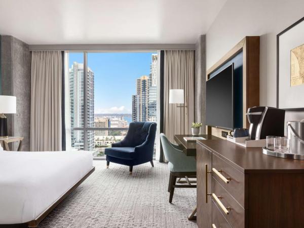 Carte Hotel San Diego Downtown, Curio Collection By Hilton : photo 3 de la chambre chambre lit king-size - vue sur ville