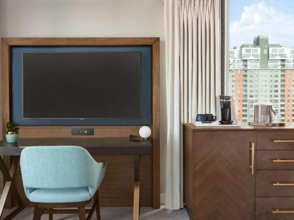 Carte Hotel San Diego Downtown, Curio Collection By Hilton : photo 5 de la chambre chambre lit king-size - vue sur ville