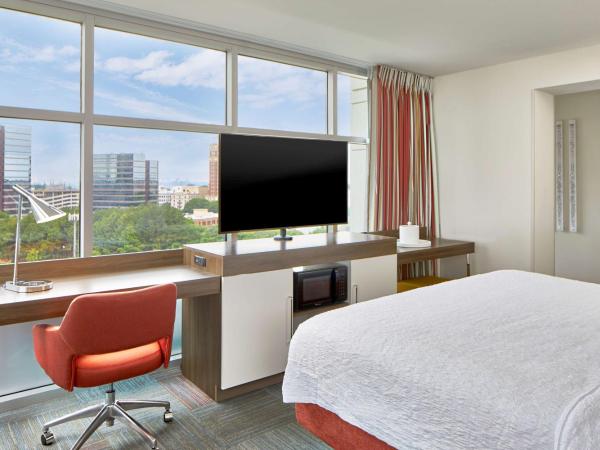 Hampton Inn & Suites Atlanta-Midtown, Ga : photo 1 de la chambre chambre lit king-size - vue sur ville - adaptée aux personnes malentendantes - non-fumeurs