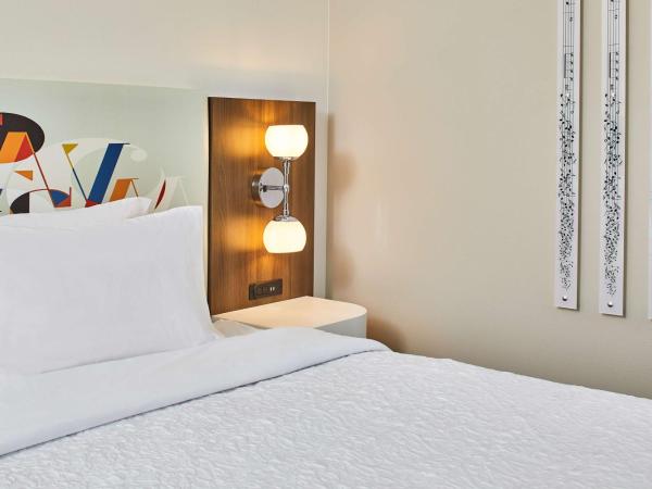 Hampton Inn & Suites Atlanta-Midtown, Ga : photo 1 de la chambre chambre lit king-size