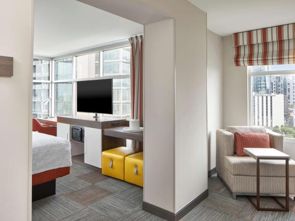 Hampton Inn & Suites Atlanta-Midtown, Ga : photo 2 de la chambre chambre lit king-size - vue sur ville - adaptée aux personnes malentendantes - non-fumeurs