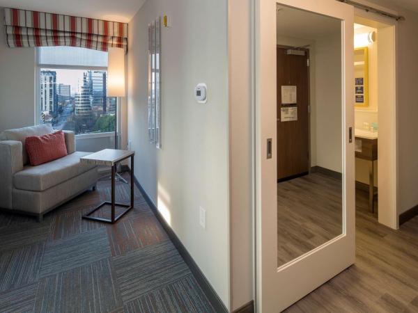 Hampton Inn & Suites Atlanta-Midtown, Ga : photo 3 de la chambre chambre lit king-size - vue sur ville - adaptée aux personnes malentendantes - non-fumeurs