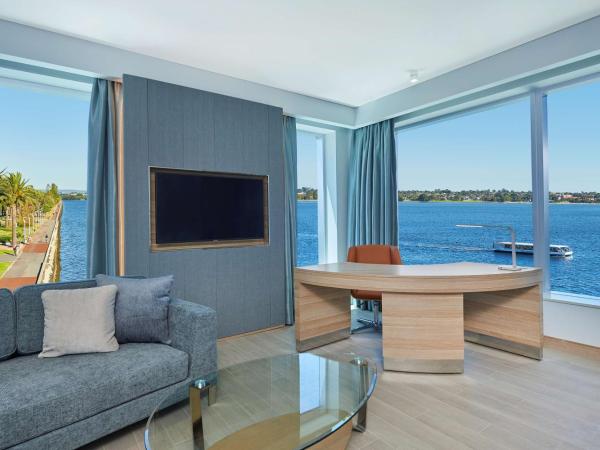 Doubletree By Hilton Perth Waterfront : photo 2 de la chambre chambre king premier avec vue sur la rivière