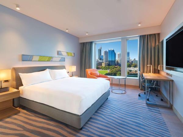 Doubletree By Hilton Perth Waterfront : photo 2 de la chambre king room with panoramic city view