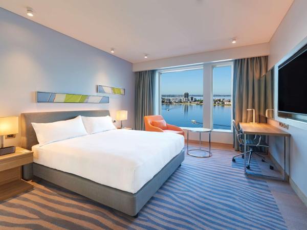 Doubletree By Hilton Perth Waterfront : photo 1 de la chambre king room with panoramic river view