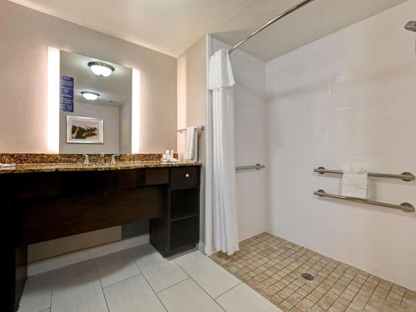 Homewood Suites by Hilton Albuquerque Airport : photo 7 de la chambre suite pour personnes à mobilité réduite avec 2 lits queen-size et douche accessible en fauteuil roulant - non-fumeurs