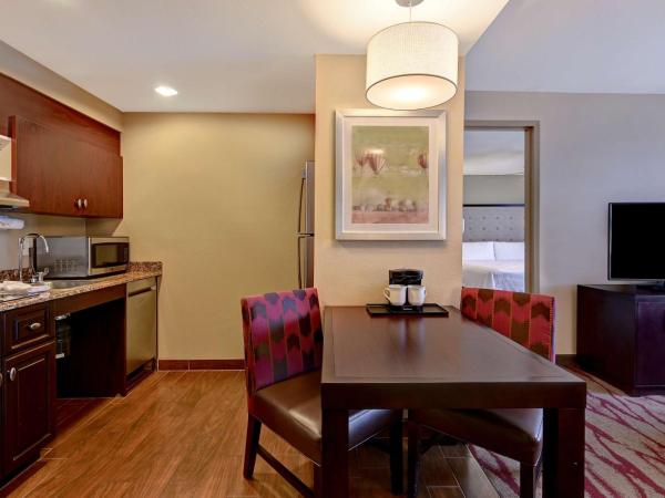 Homewood Suites by Hilton Albuquerque Airport : photo 6 de la chambre suite pour personnes à mobilité réduite avec 2 lits queen-size et douche accessible en fauteuil roulant - non-fumeurs