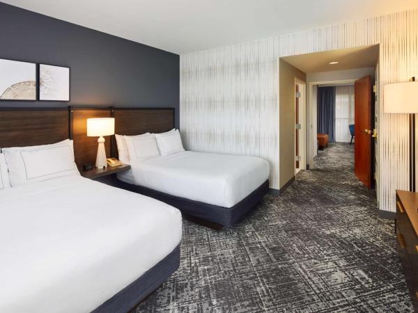 Hilton Charlotte Airport Hotel : photo 2 de la chambre suite avec 2 lits doubles