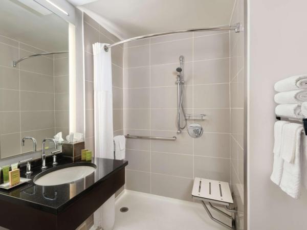 Hilton Atlanta : photo 5 de la chambre chambre double avec 2 lits doubles et douche accessible en fauteuil roulant - accès pour personnes à mobilité réduite