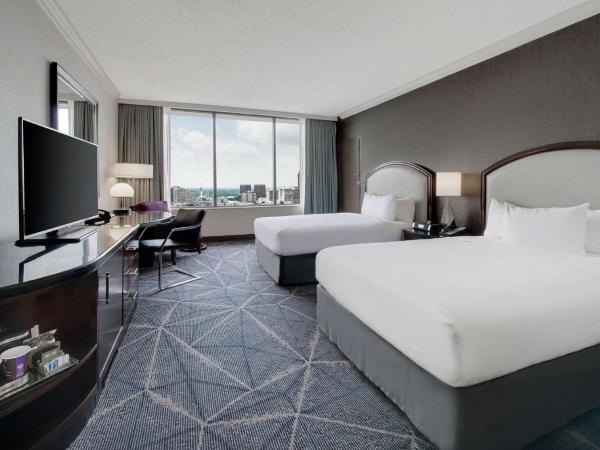 Hilton Atlanta : photo 3 de la chambre chambre double avec 2 lits doubles et douche accessible en fauteuil roulant - accès pour personnes à mobilité réduite