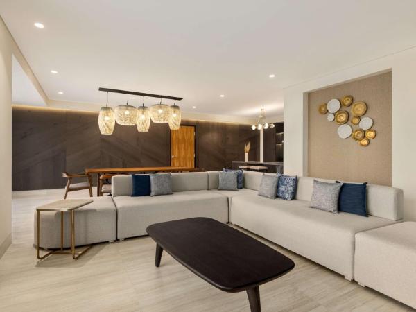 Hilton Cancun, an All-Inclusive Resort : photo 2 de la chambre suite salon lit king-size - côté océan