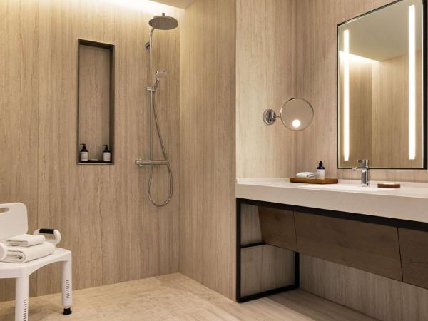 Hilton Cancun, an All-Inclusive Resort : photo 3 de la chambre chambre lit king-size avec douche accessible en fauteuil roulant - adaptée aux personnes à mobilité réduite